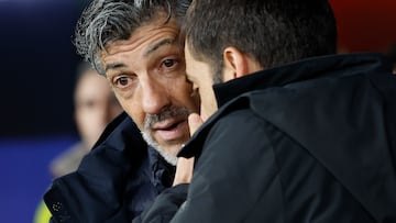 PAMPLONA, 02/02/2025.- El técnico de la Real Sociedad, Imanol Alguacil, durante el encuentro correspondiente a la jornada 22 de Laliga EA Sports que disputan hoy domingo Osasuna y Real Sociedad en el estadio El Sadar de Pamplona. EFE / Villar López.