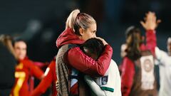 Alexia Putellas consolando a Mary Wilombe tras la derrota de la selección de Zambia.