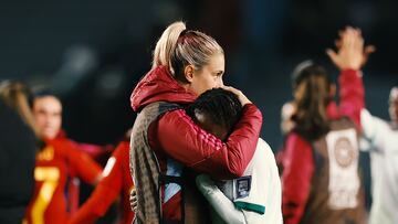 Alexia Putellas consolando a Mary Wilombe tras la derrota de la selección de Zambia.