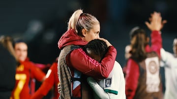 Alexia Putellas consolando a Mary Wilombe tras la derrota de la selecci¨®n de Zambia.