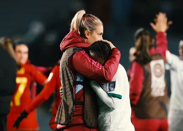 Alexia Putellas consolando a Mary Wilombe tras la derrota de la selección de Zambia.