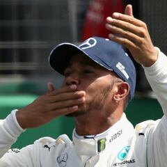 Hamilton agrees two-year Mercedes extension