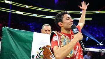 Rafael Espinoza festeja después de ganar una pelea.