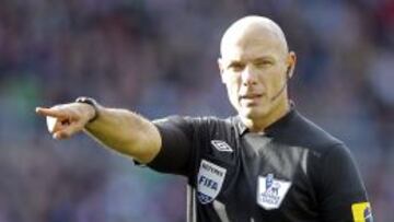 Howard Webb, el árbitro que obvió la brutal patada a Xabi Alonso, ha protagonizado numerosas polémicas a lo largo de su carrera arbitral. El pasado 20 de abril tuvo que dirigir un partido de la League One (equivalente a la 2ªB española).