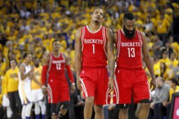 Trevor Ariza y James Harden.