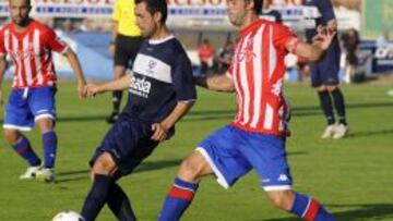 Hernández pugna por el balón con un jugador del Marino de Luanco.