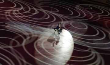 Los patinadores italianos Anna Cappellini y Luca Lanotte optaron por un escenario en el que parecía que estaban patinando sobre un planeta y suspendidos en el Universo. 