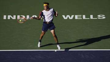 16 October 2021, US, Indian Wells: American tennis player Taylor Fritz in action against Georgia&#039;s Nikoloz Basilashvili during their Men&#039;s Singles semifinal match of the BNP Paribas Open Tennis Tournament at the Indian Wells Tennis Garden. Photo: Charles Baus/CSM via ZUMA Wire/dpa
 Charles Baus/CSM via ZUMA Wire/d / DPA
 16/10/2021 ONLY FOR USE IN SPAIN