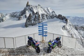 Sesi¨®n de fotos de la Yamaha YZR-M1s de Jorge Lorenzo y Valentino Rossi en Punta Helbronner con el Mont Blanc (4,810 m) de fondo.