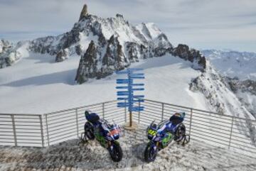 Sesión de fotos de la Yamaha YZR-M1s de Jorge Lorenzo y Valentino Rossi en Punta Helbronner con el Mont Blanc (4,810 m) de fondo.