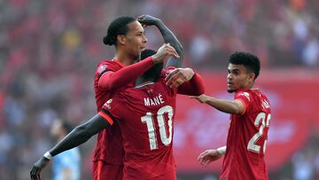 London (United Kingdom), 16/04/2022.- Liverpool players celebrate after Sadio Mane (C) scores during the English FA Cup semi final match between Manchester City and Liverpool at Wembley Stadium, London, Britain, 16 April 2022. (Reino Unido, Londres) EFE/EPA/VINCENT MIGNOTT