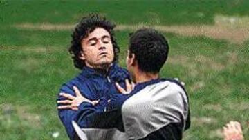 <B>TODO UN BALONAZO</B>. Luis Enrique le dijo algo a Van Bronckhorst, quien le arrojó un pelotazo a los pies. Ahí se engancharon y medió Puyol.