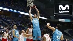 Alec Brown realiza un mate ante el Bilbao Basket.