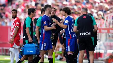 GIRONA, 06/10/2024.- Unai Gómez reemplaza a Sancet, que resultó lesionado, durante el partido de LaLiga entre el Athletic de Bilbao y el Girona, este domingo en el estadio de Montilivi. EFE/ Siu Wu