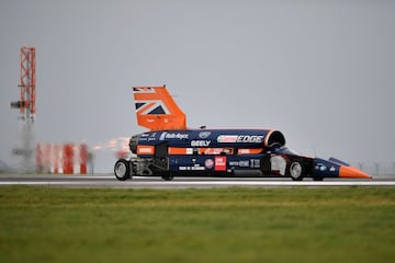 El Bloodhound SSC Supersonic diseñado por el aerodinamista de 87 años Ron Ayers en colaboración con Richard Noble, tiene previsto alcanzar el récord de los 1.609 kilómetros por hora en el desierto Hanskeen Pan de Sudáfrica.