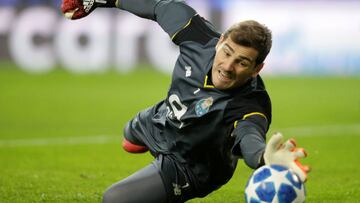 Iker Casillas en el partido ante el Schalke en el Est&aacute;dio do Drag&atilde;o.