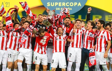 Iker Muniain celebra, alzando el título de Supercopa, la victoria en la final por 3 goles a 2. 