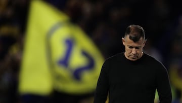 Boca Juniors' team coach Jorge Almiron gestures during the Argentine Professional Football League Tournament 2023 match between Boca Juniors and Estudiantes at La Bombonera stadium in Buenos Aires, on April 15, 2023. (Photo by ALEJANDRO PAGNI / AFP)