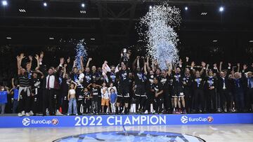 Los jugadores de la Virtus celebran la conquista de la Eurocup.