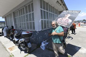 Continúan las protestas en contra del fichaje de Cristiano Ronaldo por parte de la Juventus de Turín. Ahora son los ex trabajadores de Fiat en Nápoles los que ha salido a la calle y han realizado una pegada de carteles. 