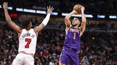 Devin Booker lanza ante Troy Brown Jr. durante el Chicago Bulls-Phoenix Suns.