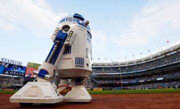 R2-D2 es uno de los espectadores de lujo en el partido de los New York Yankees y los Cleveland Indians durante la noche de Star Wars en el estadio de los Yankees.