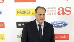 El presidente de la Liga de F&uacute;tbol Profesional, Javier Tebas Medrano, posa para los medios a su llegada a la gala de entrega de los Premios As del Deporte 2014, celebrada esta noche en un c&eacute;ntrico hotel de la capital.