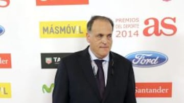 El presidente de la Liga de Fútbol Profesional, Javier Tebas Medrano, posa para los medios a su llegada a la gala de entrega de los Premios As del Deporte 2014, celebrada esta noche en un céntrico hotel de la capital.