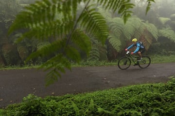 El corredor de Costa Rica Enrique Mora Marín a su paso por la localidad de Terramall.