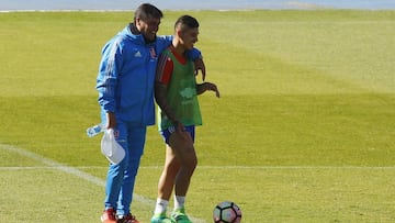 Santiago, 28 de abril 2017
 El t&eacute;cnico de Universidad de Chile Miguel Angel Hoyos, junto a Lucas Ontivero durante el banderazo en el Estadio Nacional, previo al  Clasico Universitario.
 Ramon Monroy/Photosport