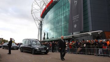 El cortejo fúnebre pasa al lado del estadio del Manchester City. 