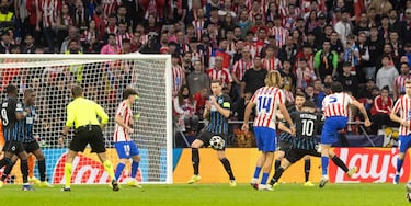Se estrena como goleador rojiblanco Johnny Cardoso y lo hace de una manera y en un momento crucial: balón suelto a la salida de un córner, Mechele no acierta a despejar y el balón le cae en la frontal al ‘5’, que controla y saca su diestra a pasear: el balón roza ligeramente en Vanaken pero la pelota entra en la portería con una violencia tremenda. ¡Celebra con rabia el mediocentro!