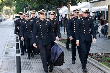 La Princesa Leonor llegando junto con sus compañeros al buque escuela 'Juan Sebastián de Elcano'.