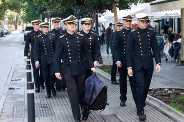 La Princesa Leonor llegando junto con sus compañeros al buque escuela 'Juan Sebastián de Elcano'.