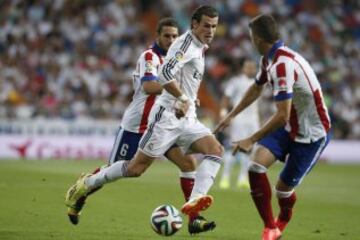 El galés del Real Madrid Gareth Bale centra el balón entre Koke y el brasileño Guilherme Siqueira.