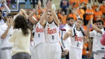 Los jugadores del Madrid aplauden a su afici&oacute;n.