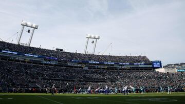 The fans made their feelings clear regarding the performance of Tony Romo during the Jags’ Wild Card game.