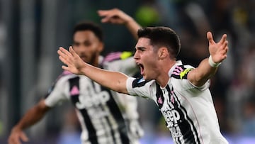 Juventus' Montenegrin midfielder #17 Vasilije Adzic celebrates after scoring his team fourth goal during the Italian Serie A football match between Juventus and Inter Milan at the Allianz stadium in Turin, northern Italy, on September 13, 2025. (Photo by MARCO BERTORELLO / AFP)