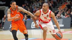 Jayson Granger ante Green durante el partido entre el Valencia Basket y el Baskonia.