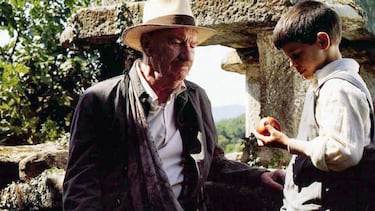 Don Gregorio (Fernando Fernán Gómez), maestro republicano y bondadoso, enseña a Moncho la libertad del pensamiento y la belleza de la naturaleza. Cuando estalla la Guerra Civil, es arrestado y humillado por sus ideas. En la escena final, Moncho, confundido y asustado, lo insulta junto al resto del pueblo, pero sus gritos esconden un amor que no sabe salvar.
