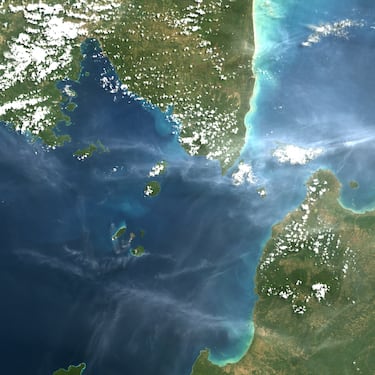 Estrecho natural de gran importancia en el Sudeste Asiático que conecta el Océano Índico con el Mar de Java, sirviendo como una ruta marítima alternativa al mucho más transitado Estrecho de Malaca.