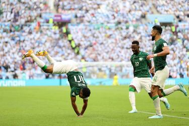Argentina 1-2 Arabia Saudí | El ex del Villarreal mandó el balón al palo largo de la portería ante la mirada del Dibu Martínez. 