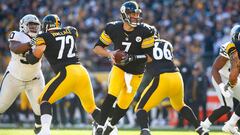 PITTSBURGH, PA - NOVEMBER 08:  Ben Roethlisberger #7 of the Pittsburgh Steelers looks to hand off during the first quarter of the game against the Oakland Raiders at Heinz Field on November 8, 2015 in Pittsburgh, Pennsylvania.  (Photo by Jared Wickerham/Getty Images)