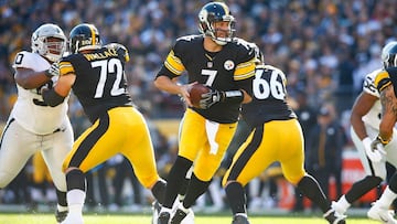 PITTSBURGH, PA - NOVEMBER 08: Ben Roethlisberger #7 of the Pittsburgh Steelers looks to hand off during the first quarter of the game against the Oakland Raiders at Heinz Field on November 8, 2015 in Pittsburgh, Pennsylvania. (Photo by Jared Wickerham/Getty Images)