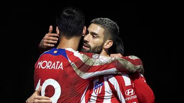 Carrasco celebra con Morata el 1-3 en el Arenteiro-Atlético de Copa.