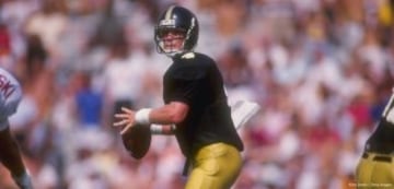 Cinco semanas después de sufrir un accidente automovilístico que le provocó la pérdida de 30 pulgadas de intestino, el mariscal de campo Brett Favre venció al poderoso equipo de Alabama en 1990, en una gesta que el coach de la 'Marea Carmesí' catologó más allá de legendaria: "Ustedes le pueden llamar un milagro o una leyenda o lo que quieran, yo sólo sé que en ese día Brett Favre era más grande que la vida".