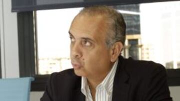 El presidente de la Federación Española de Baloncesto y miembro de la junta central (Central Board) de la Federación internacional (FIBA), José Luis Sáez, durante la visita realizada a la sede de la Agencia Efe.