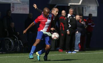 Hoy 1 de noviembre los veteranos del Torrejón y del Rayo Vallecano han goleado a la ELA en un partido solidario disputado en el Campo Municipal Las Veredillas.