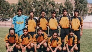 Enzo Vera, el último de la fila de arriba, recordó su paso por el Liverpool de Cabildo junto a Claudio Bravo, Jorge Valdivia, Gonzalo Fierro y Miguel Aceval.