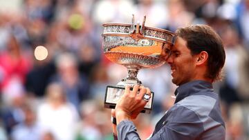 PARIS, FRANCE - JUNE 09: Rafael Nadal of Spain celebrates with the trophy following the mens singles final against Dominic Thiem of Austria during Day fifteen of the 2019 French Open at Roland Garros on June 09, 2019 in Paris, France. (Photo by Clive Brunskill/Getty Images)
 PUBLICADA 10/06/19 NA MA05 5COL